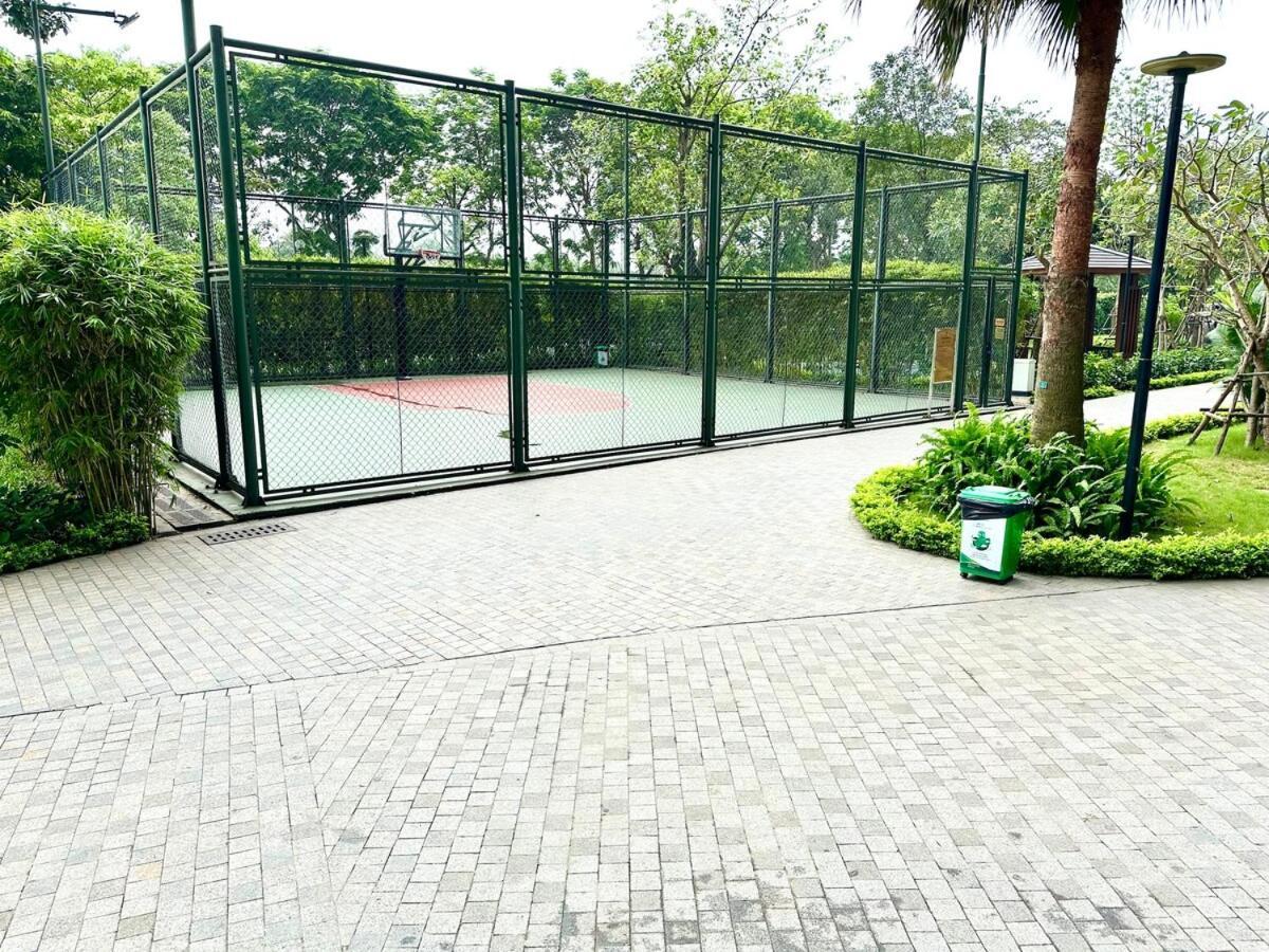 Gym, Swimming Pool, Bbq, Tennis Facilities Available For Delux In Centre *
