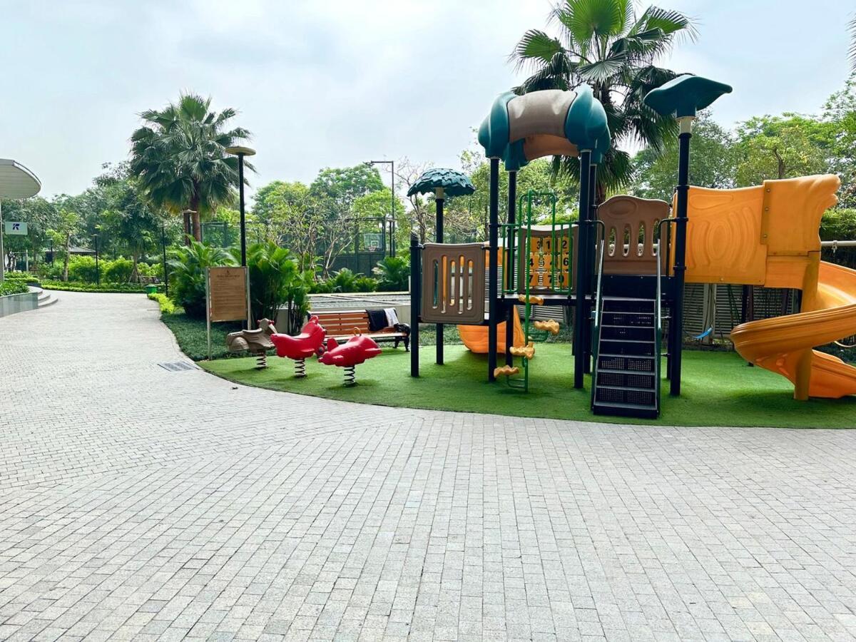 Gym, Swimming Pool, Bbq, Tennis Facilities Available For Delux In Centre *