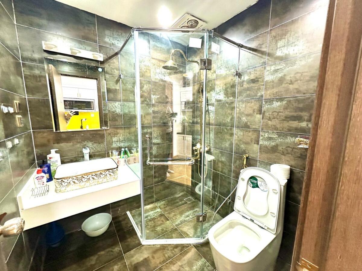 Gym, Swimming Pool, Bbq, Tennis Facilities Available For Delux In Centre *